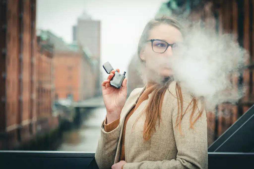 une femme qui vapote