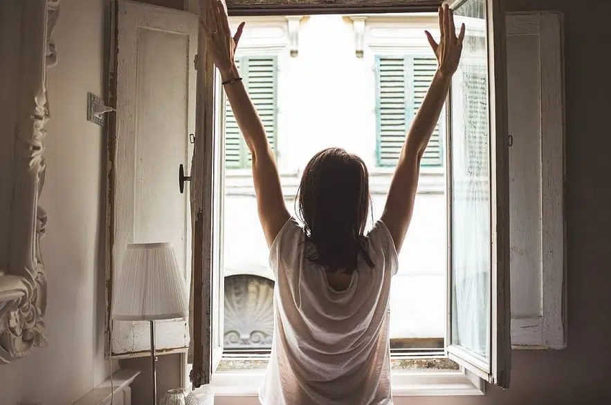 Femme devant sa fenêtre