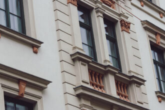 Ravalement de façade à Remiremont : comment choisir la bonne entreprise spécialisée ?
